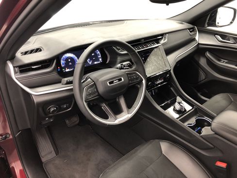 Used 2024 Jeep Grand Cherokee Altitude image 17