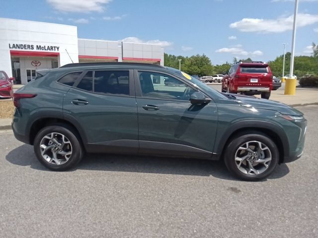 Used 2025 Chevrolet Trax LT FWD image 2