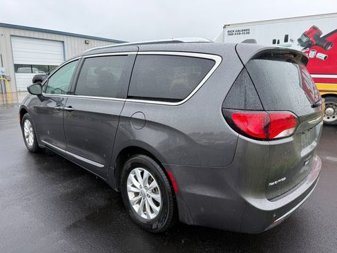 Used 2018 Chrysler Pacifica Touring-L FWD image 8