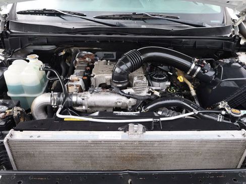 Used 2018 Nissan Titan SV image 10