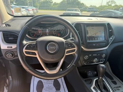 Used 2017 Jeep Cherokee Limited w/ Luxury Group FWD image 18