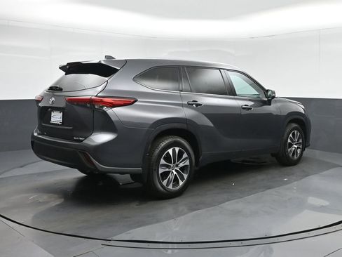 Used 2021 Toyota Highlander XLE AWD/4WD image 7