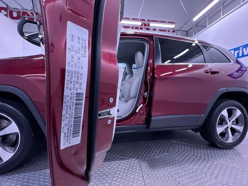 Used 2019 Jeep Cherokee Limited FWD image 42