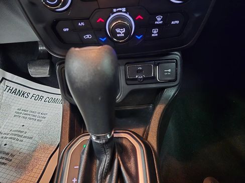 Used 2018 Jeep Renegade Latitude w/ Advanced Technology Group image 18