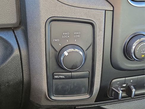 Used 2014 RAM 1500 4x4 Crew Cab w/ Exterior Appearance Group image 29