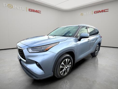 Used 2022 Toyota Highlander XLE image 3