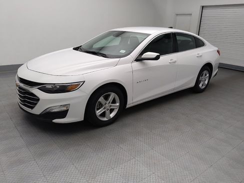 Used 2025 Chevrolet Malibu LS FWD image 2