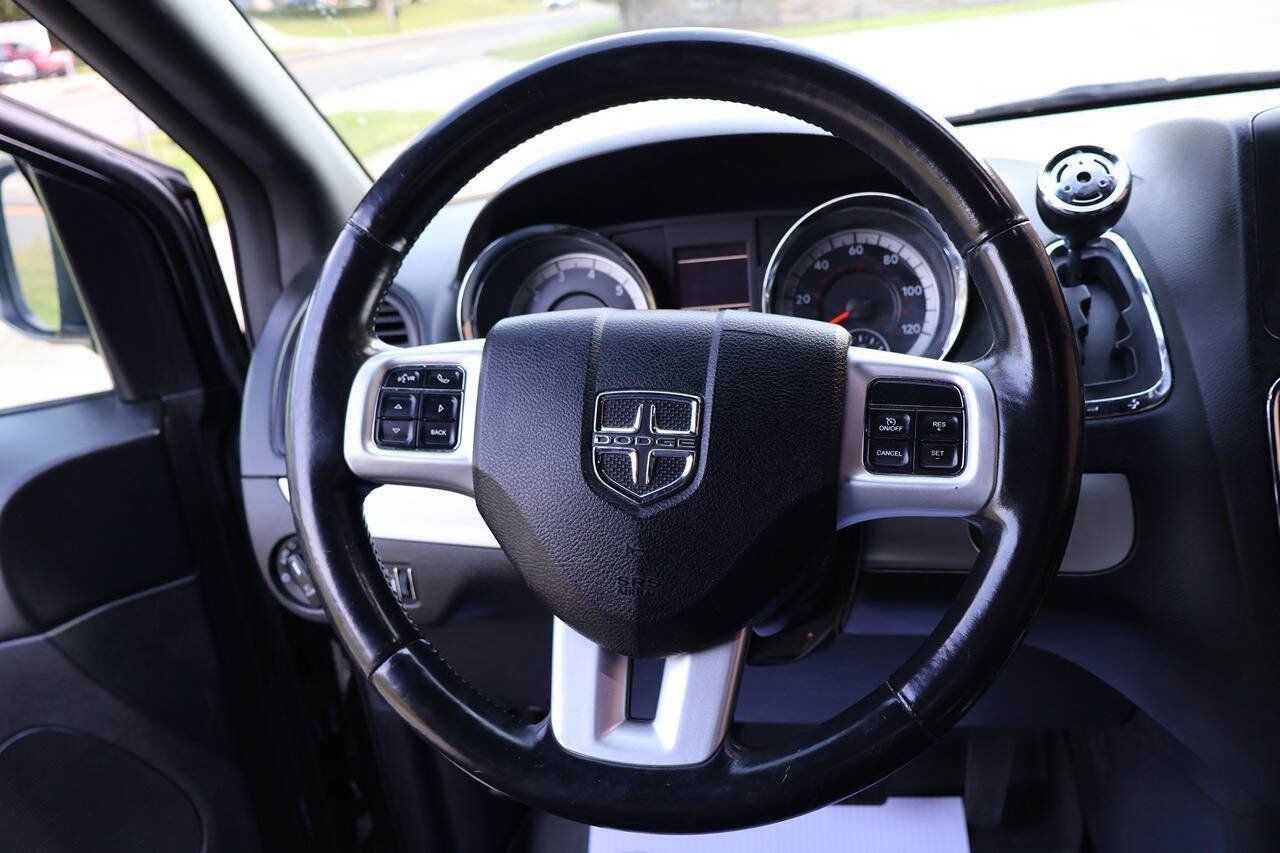 Used 2014 Dodge Grand Caravan R/T w/ Driver Convenience Group FWD image 27