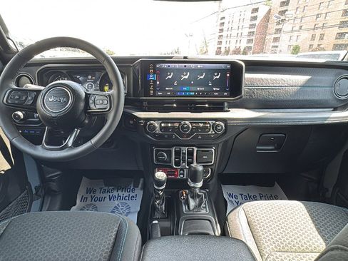 Certified 2025 Jeep Wrangler Unlimited Rubicon 4xe w/ Convenience Group AWD/4WD image 28