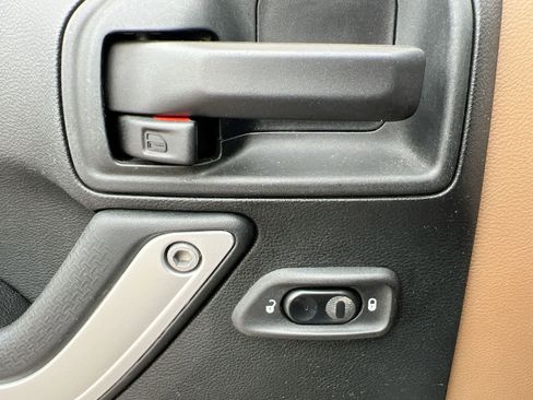 Used 2017 Jeep Wrangler Unlimited Sahara w/ Connectivity Group image 17