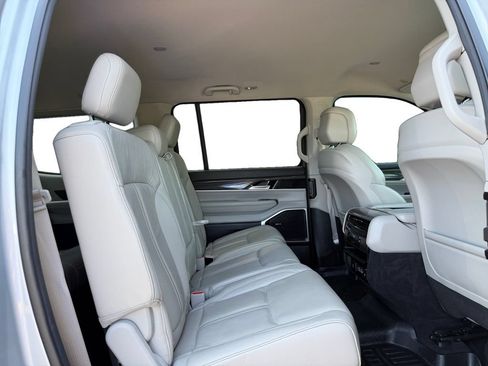 Used 2022 Jeep Wagoneer Series II AWD/4WD image 18