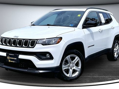 Used 2023 Jeep Compass Latitude w/ Sun and Sound Group AWD/4WD image 3