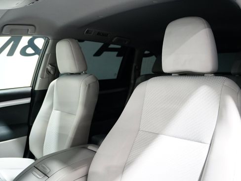 Used 2019 Toyota Highlander LE image 15