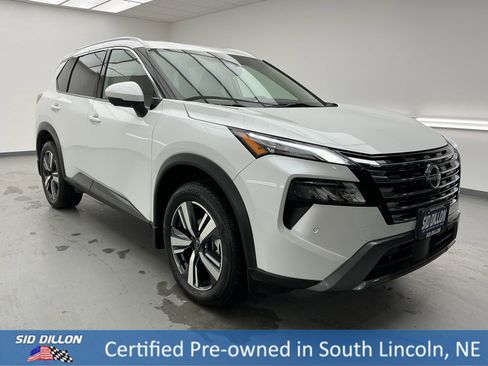 Used 2024 Nissan Rogue SL image 3