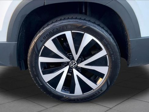 Used 2022 Volkswagen Taos SE FWD image 11