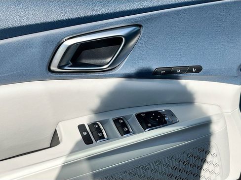 Certified 2025 Kia Carnival EX image 10