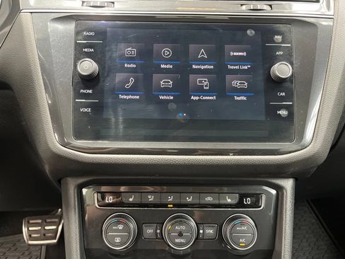 Used 2018 Volkswagen Tiguan SEL FWD image 17
