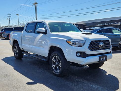Used 2019 Toyota Tacoma TRD Sport image 2