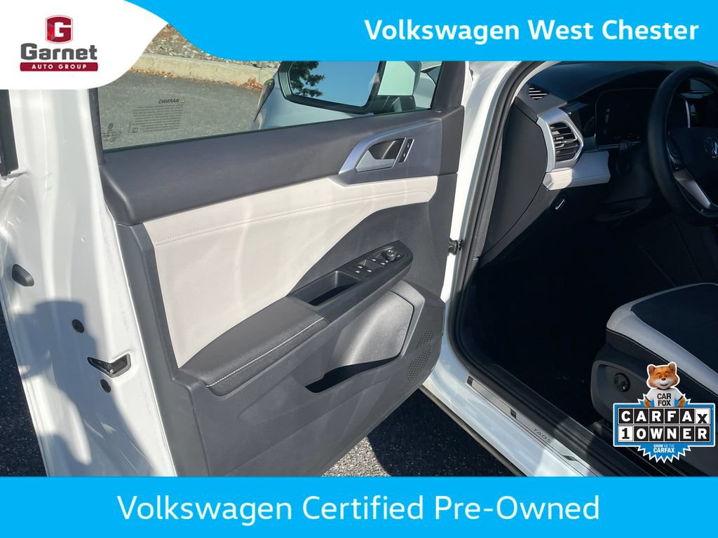 Certified 2025 Volkswagen Taos SE AWD/4WD image 11