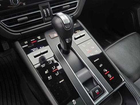 Used 2022 Porsche Macan image 36