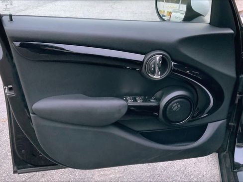 Used 2019 MINI Cooper 4-Door Hardtop w/ Premium Package image 21