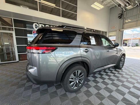 Used 2025 Nissan Pathfinder SV AWD/4WD image 6