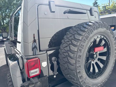 Used 2015 Jeep Wrangler Unlimited Rubicon w/ Connectivity Group AWD/4WD image 7