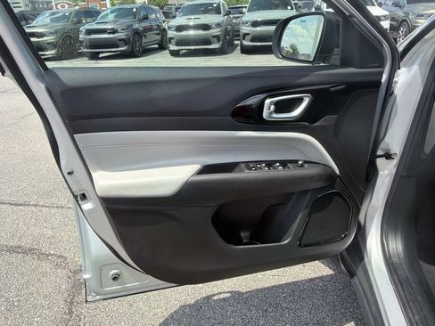 Used 2025 Jeep Compass Limited AWD/4WD image 17