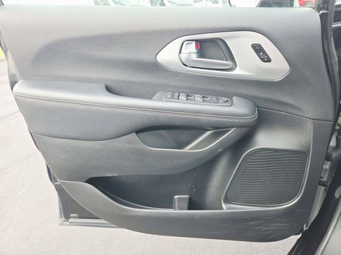 Used 2025 Chrysler Pacifica Limited FWD image 39