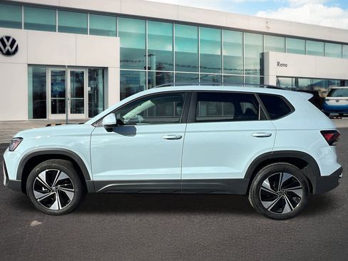Used 2025 Volkswagen Taos SE w/ Panoramic Sunroof Package image 8