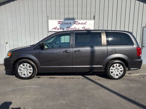 Used 2018 Dodge Grand Caravan SE w/ UConnect Hands-Free Group image 13