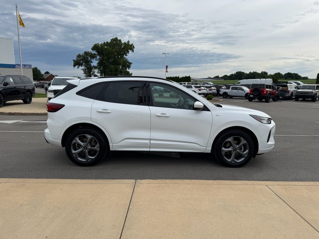 Used 2023 Ford Escape ST-Line Select w/ Class II Trailer Tow Package AWD/4WD image 9