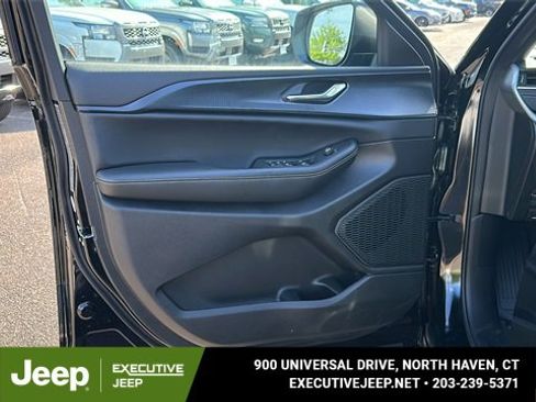 New 2025 Jeep Grand Cherokee Laredo w/ Luxury Tech Group I image 9