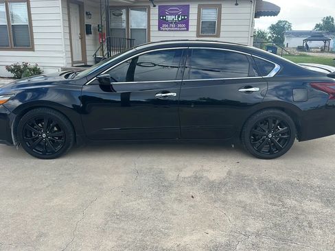 Used 2017 Nissan Altima 2.5 SR w/ Midnight Edition Package FWD image 2