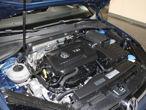 Used 2016 Volkswagen Golf Limited Edition image 32