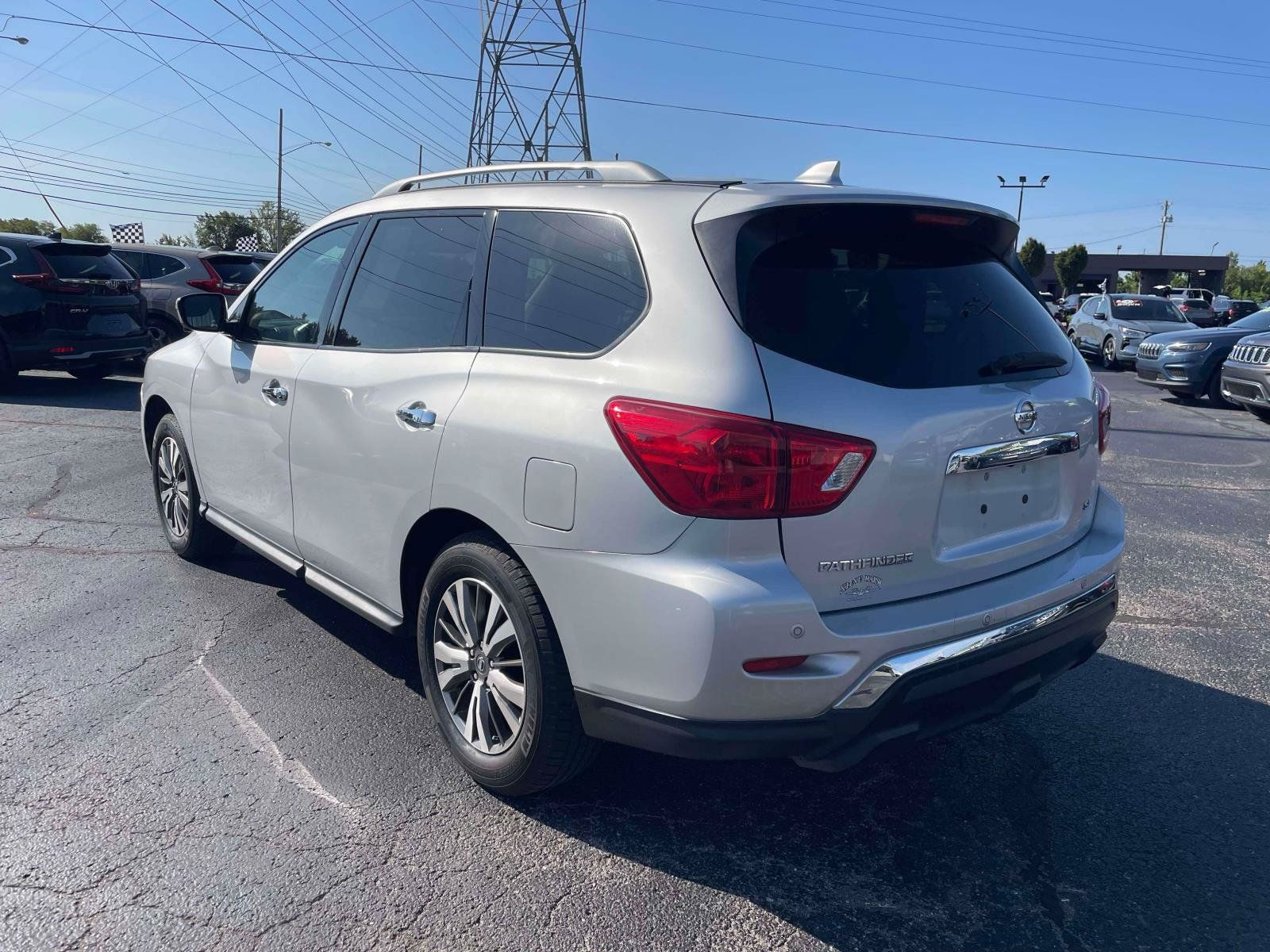 Used 2019 Nissan Pathfinder SL FWD image 5