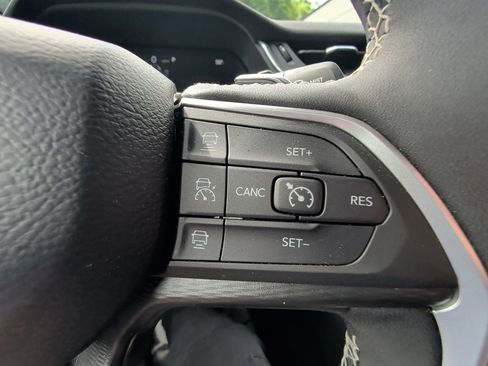 Used 2024 Jeep Grand Cherokee L Altitude AWD/4WD image 17