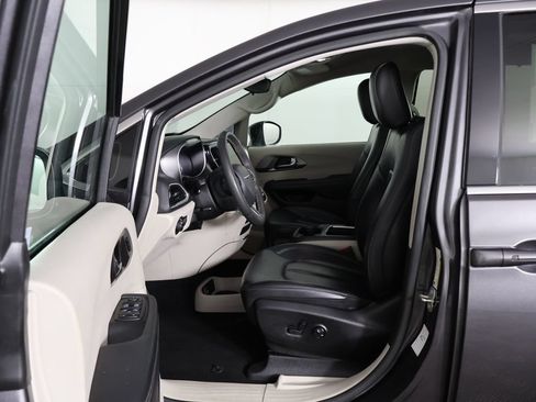 Used 2023 Chrysler Pacifica Touring-L FWD image 28