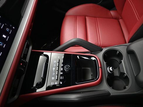 Used 2024 Porsche Cayenne image 18