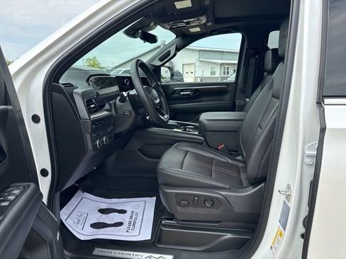 Used 2025 Chevrolet Tahoe High Country AWD/4WD image 14