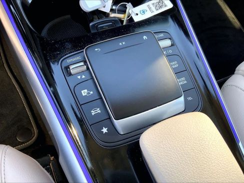 Used 2021 Mercedes-Benz GLB 250 w/ Premium Package image 31
