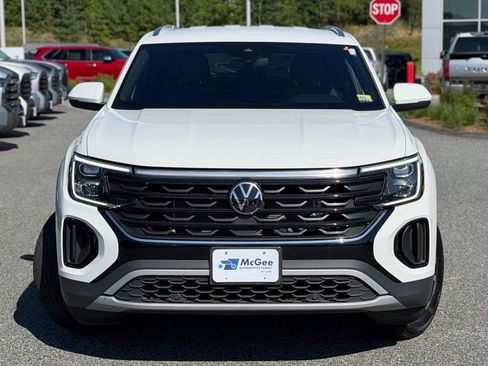 Used 2024 Volkswagen Atlas Cross Sport SE AWD/4WD image 2