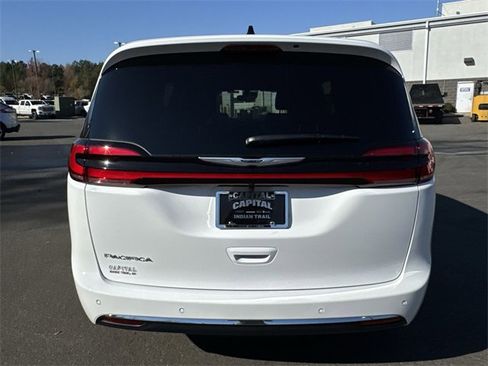 New 2026 Chrysler Pacifica Select image 12