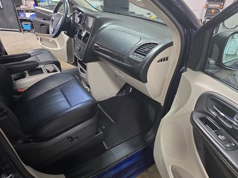 Used 2015 Chrysler Town & Country Touring-L w/ Driver Convenience Group image 10