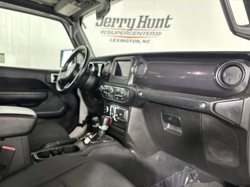 Used 2022 Jeep Gladiator Sport AWD/4WD image 25