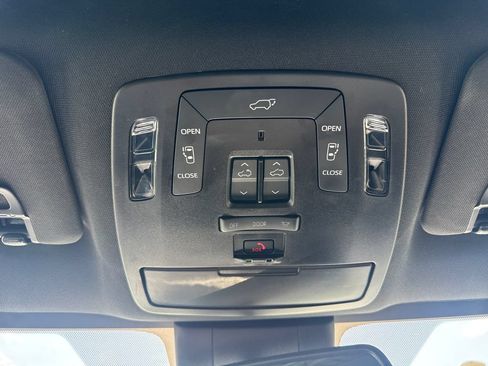 Used 2025 Toyota Sienna Limited FWD image 28