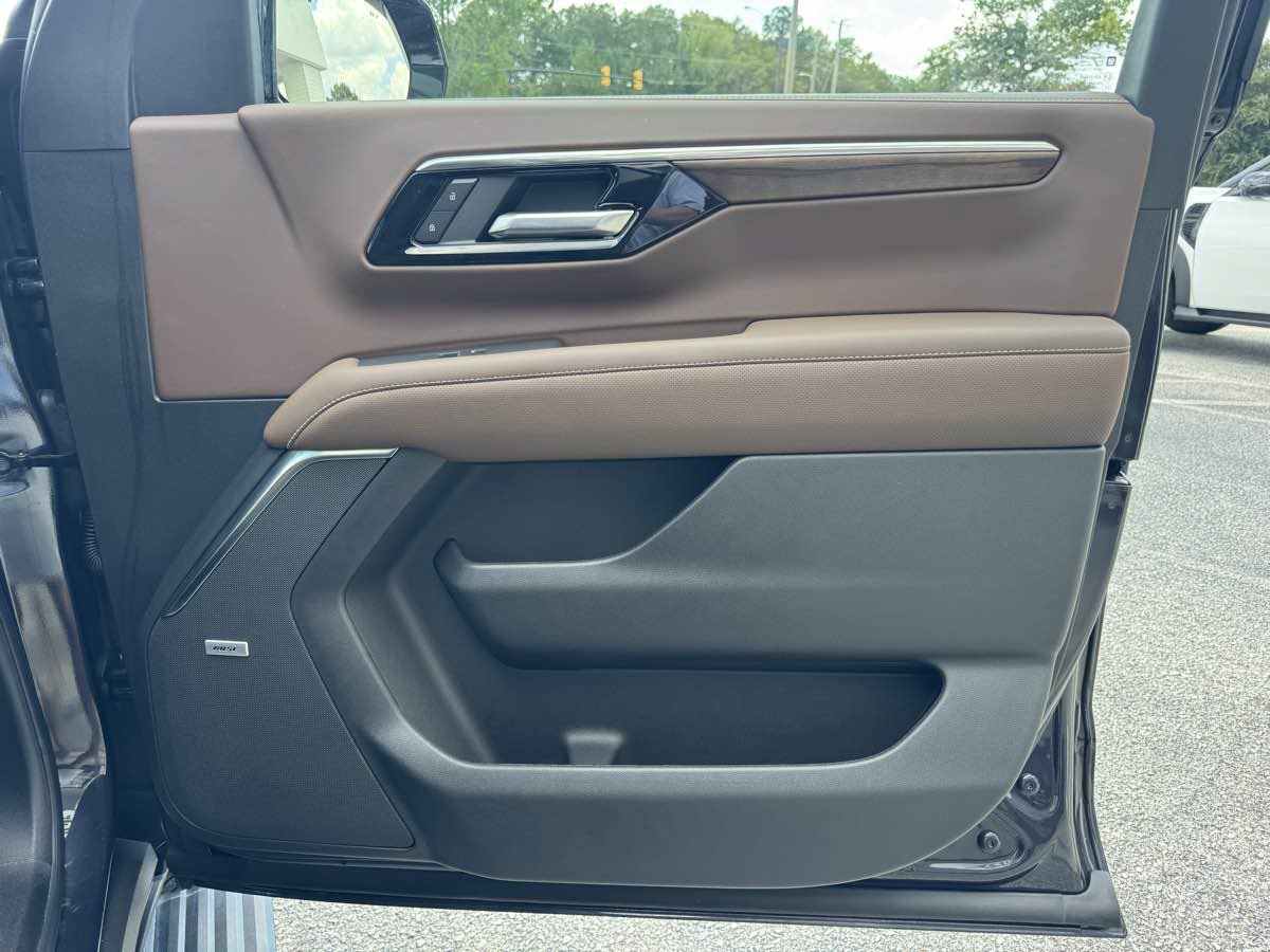 Used 2026 Chevrolet Suburban High Country RWD image 33