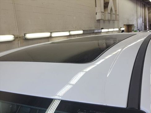 Used 2023 Chrysler Pacifica Limited FWD image 9