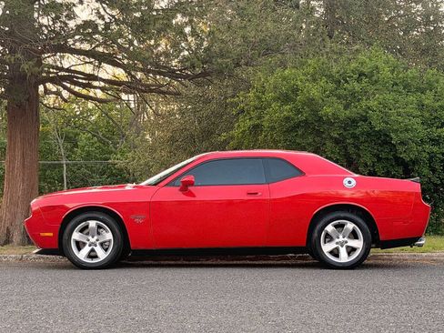 Used 2010 Dodge Challenger R/T RWD image 2