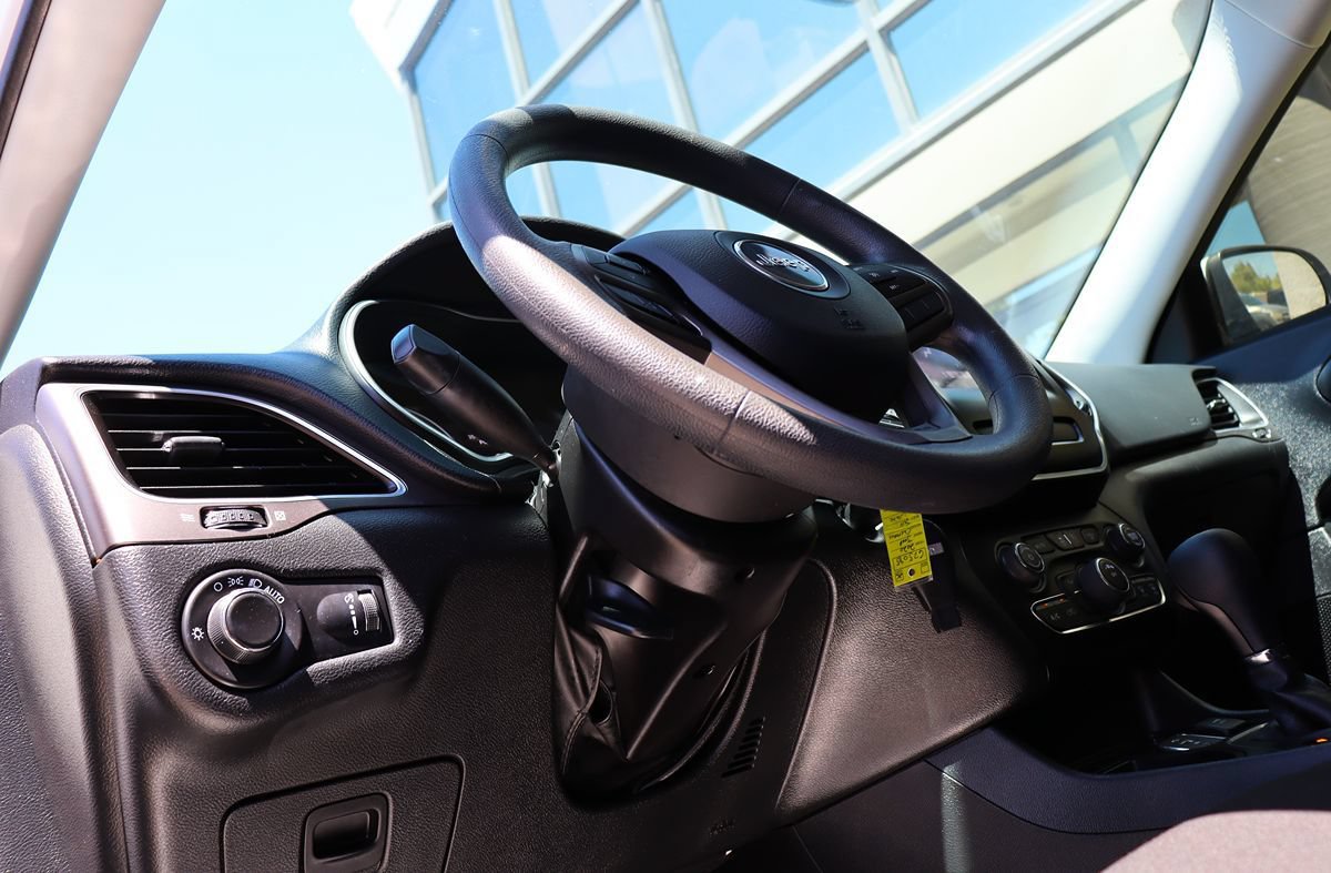 Used 2020 Jeep Cherokee Latitude FWD image 40